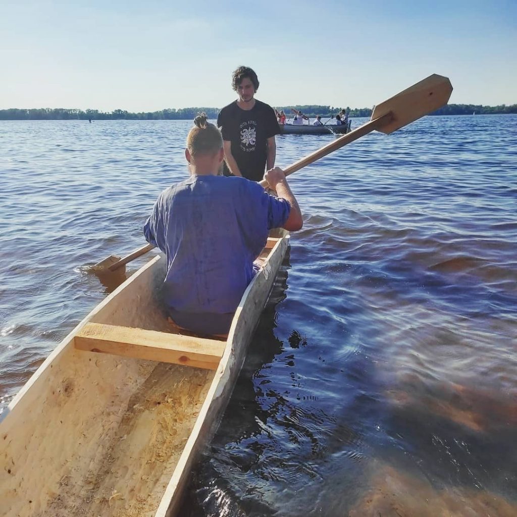 Команда мастеров из Самары создает лодки по древней технологии