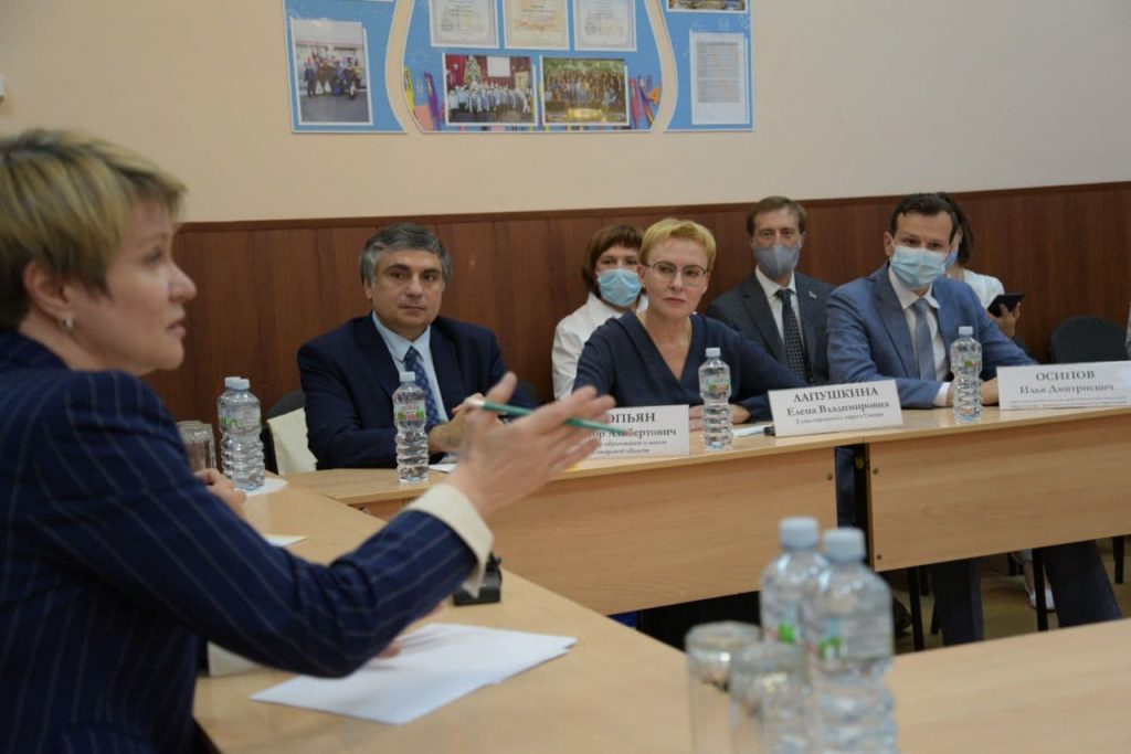 Глава города Елена Лапушкина и руководитель центра «Сириус» Елена Шмелева посетили образовательные учреждения Самары