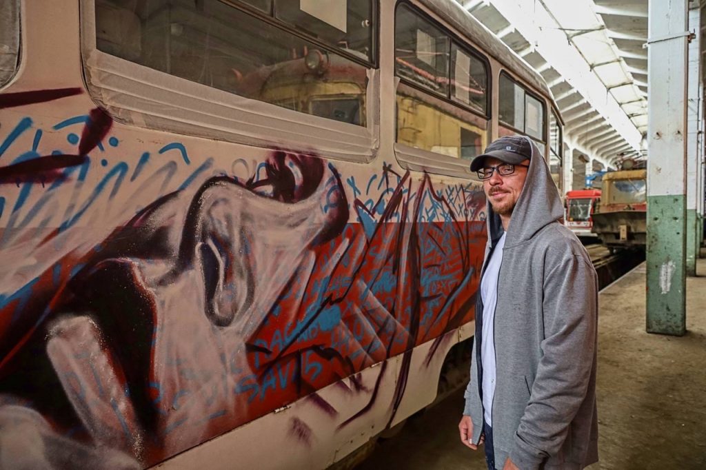 В Самаре испанский художник расписывает трамвай ко Дню города