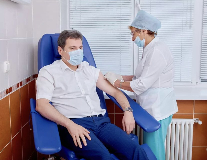 Министр здравоохранения Самарской области сделал прививку от гриппа