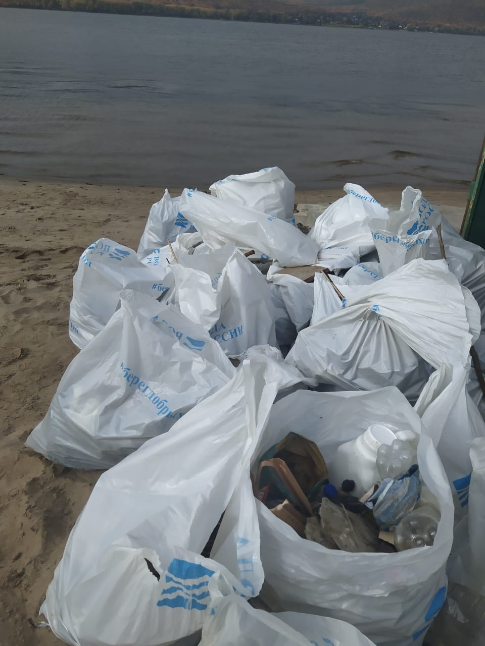 Самарские волонтеры собрали 12 кубометров мусора с острова Зелененький