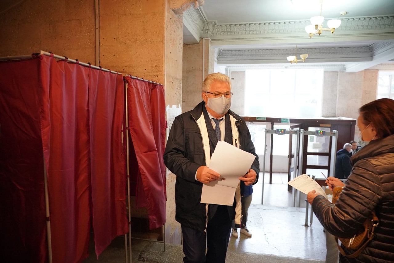 Председатель губернской думы Геннадий Котельников отдал свой голос на выборах