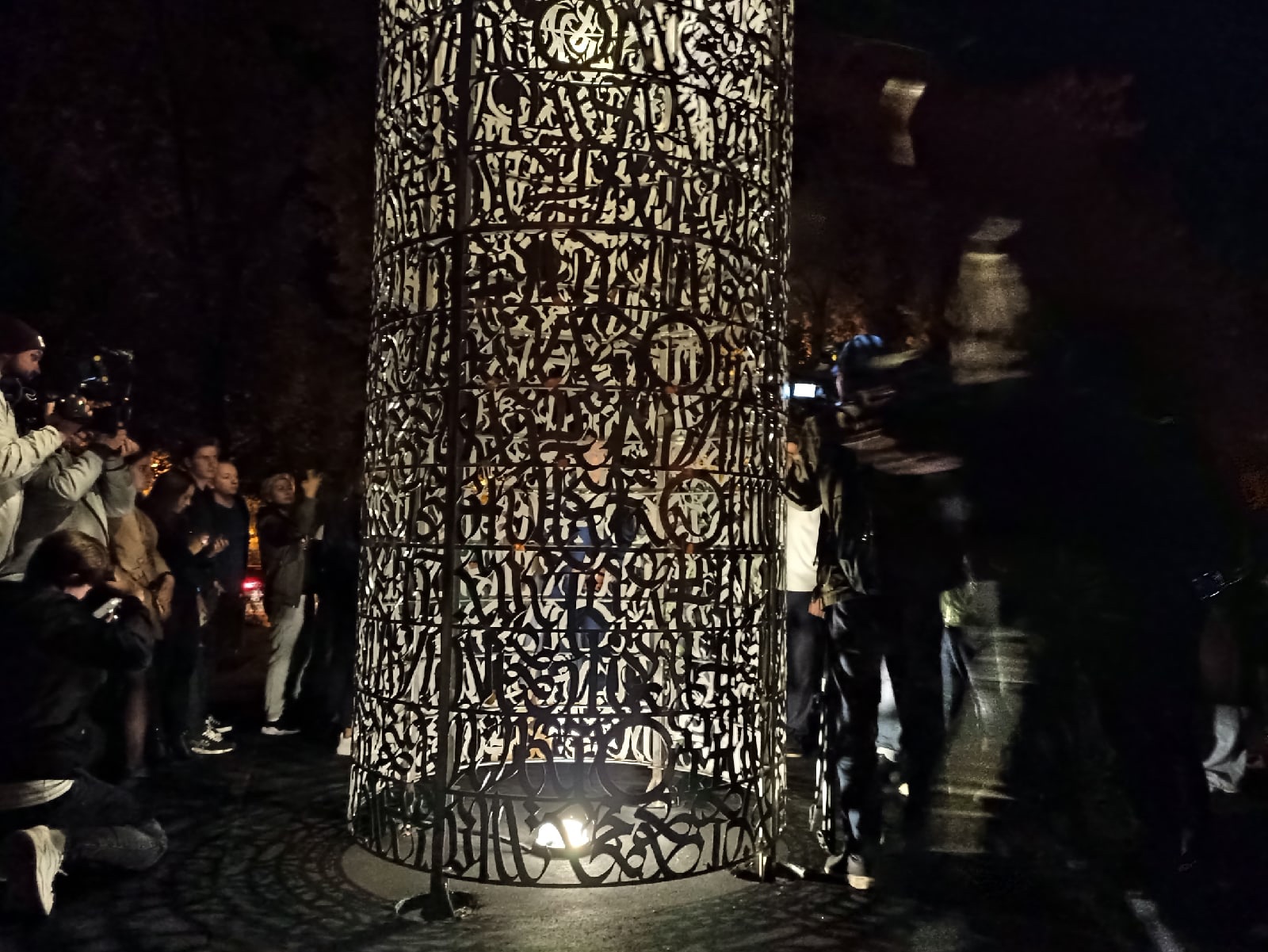 Под покровом ночи: первую скульптуру Покраса Лампаса торжественно открыли в Самаре