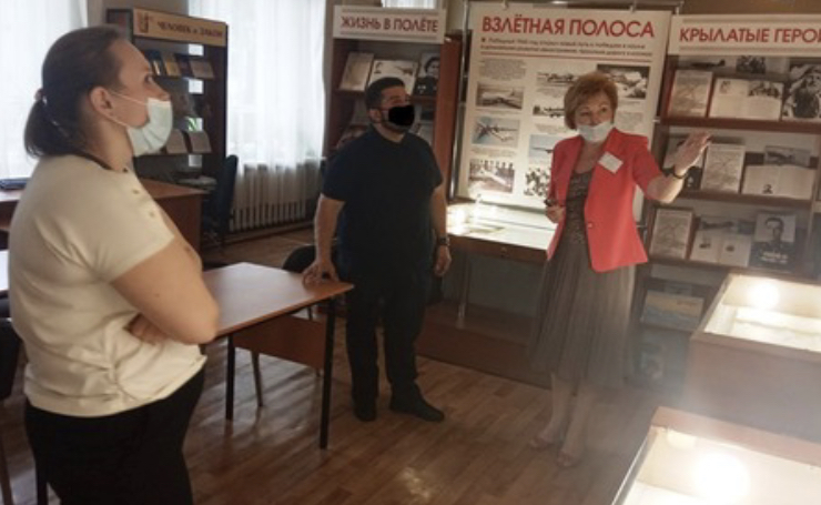 В самарской библиотеке №5 прошла экскурсия по выставке «Взлетная полоса»