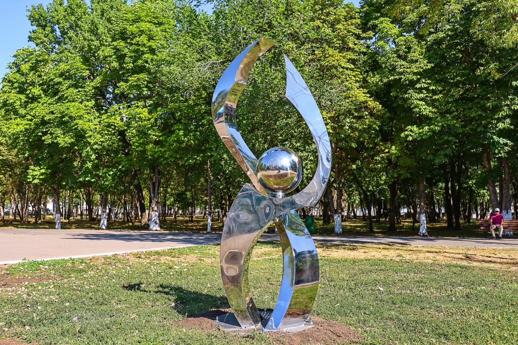В парке Гагарина появилась новая ландшафтная скульптура «Бесконечность»