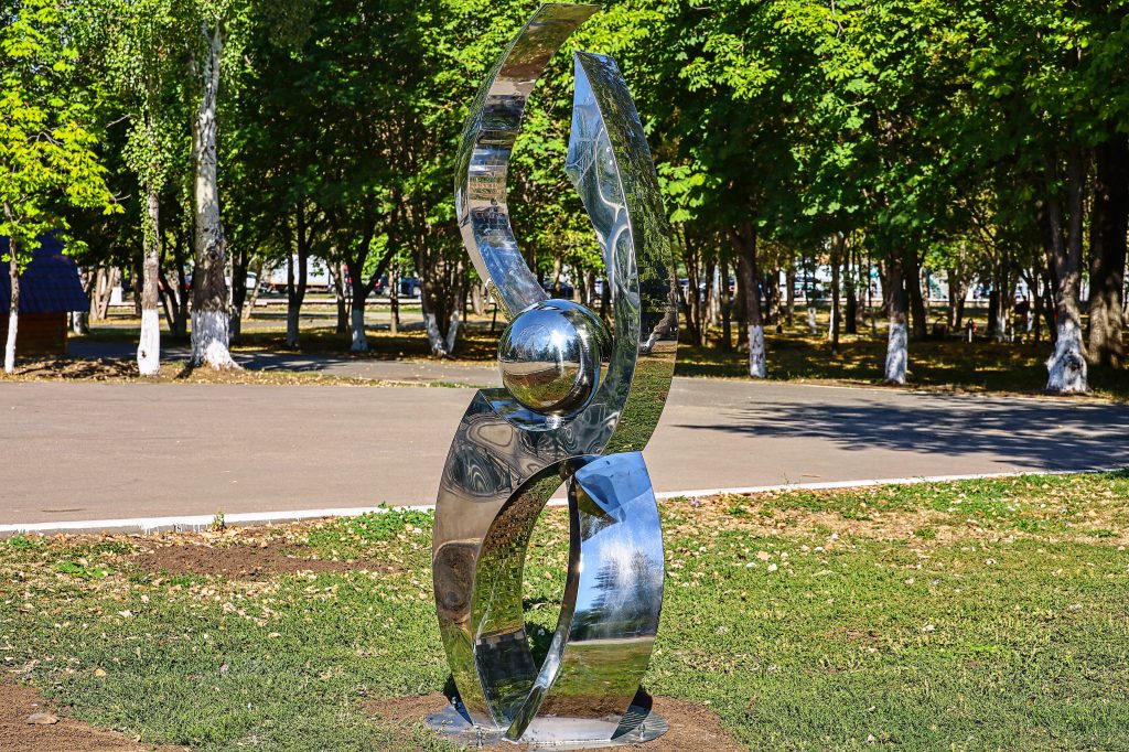 В парке Гагарина появилась новая ландшафтная скульптура «Бесконечность»