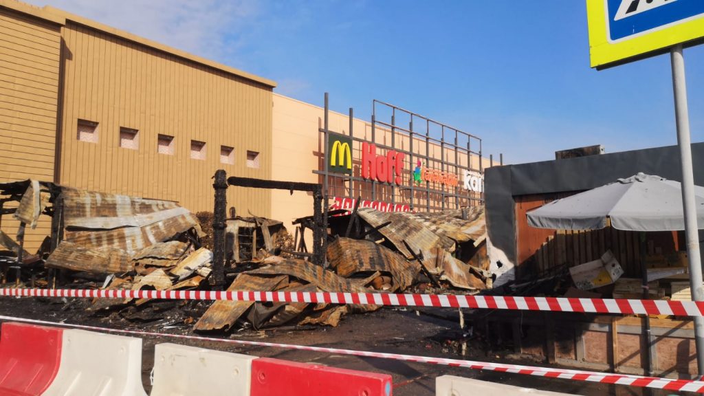 Возле самарского ТК «Амбар» сгорели два торговых павильона
