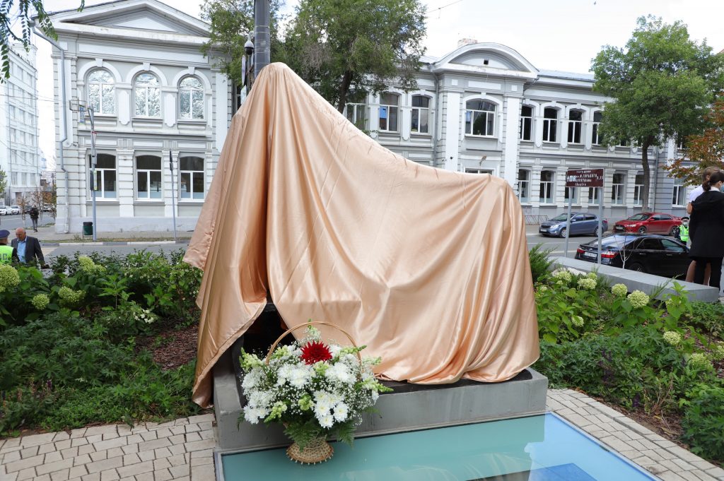В Самаре накануне Дня города открыли сквер и памятник семье Аксаковых