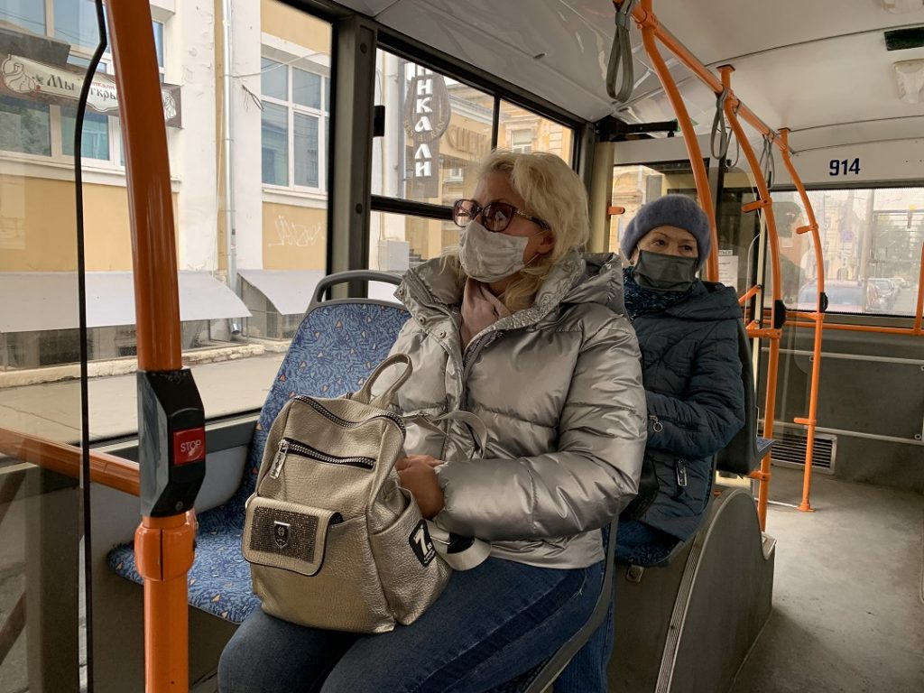Самарцам напоминают о ношении защитных масок в общественном транспорте