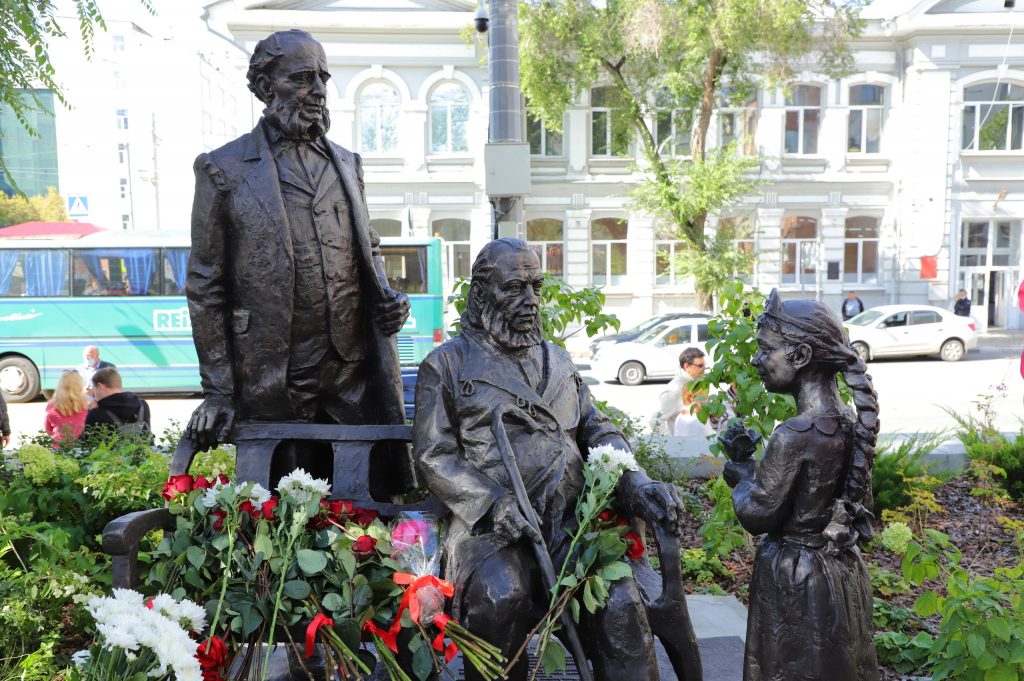 В Самаре накануне Дня города открыли сквер и памятник семье Аксаковых