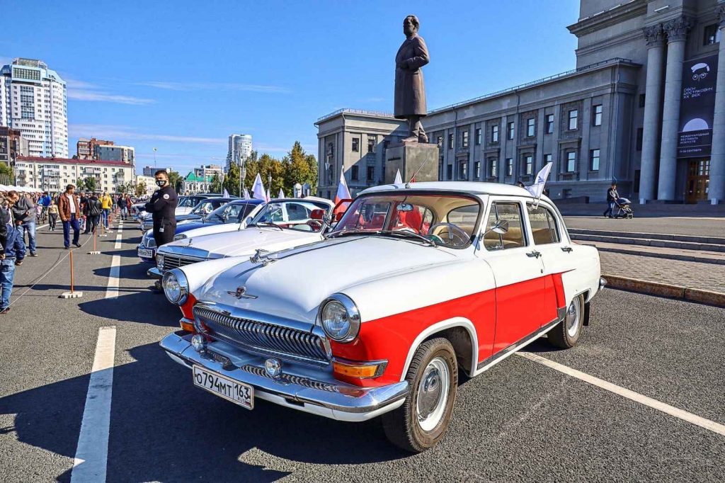 Культурная программа, ретро-автомобили и продукты местных производителей: на площади Куйбышева работает ярмарка