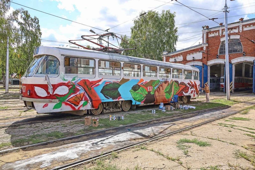 Испанский художник завершил роспись трамвая к Дню города. Посмотрите, как он выглядит
