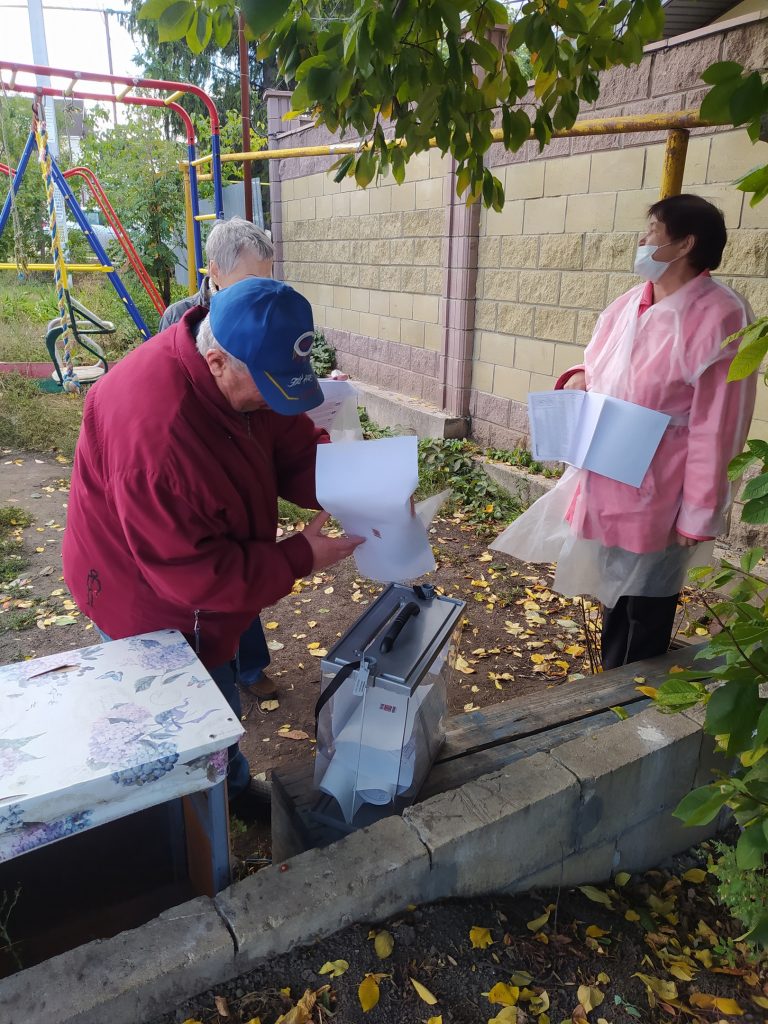Пожилые люди и люди с ограниченными возможностями здоровья голосуют рядом с домом