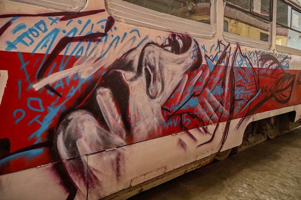 В Самаре испанский художник расписывает трамвай ко Дню города