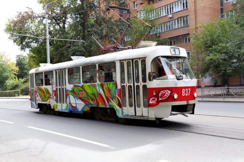 Стало известно, по какому маршруту будет ездить трамвай, расписанный испанским художником