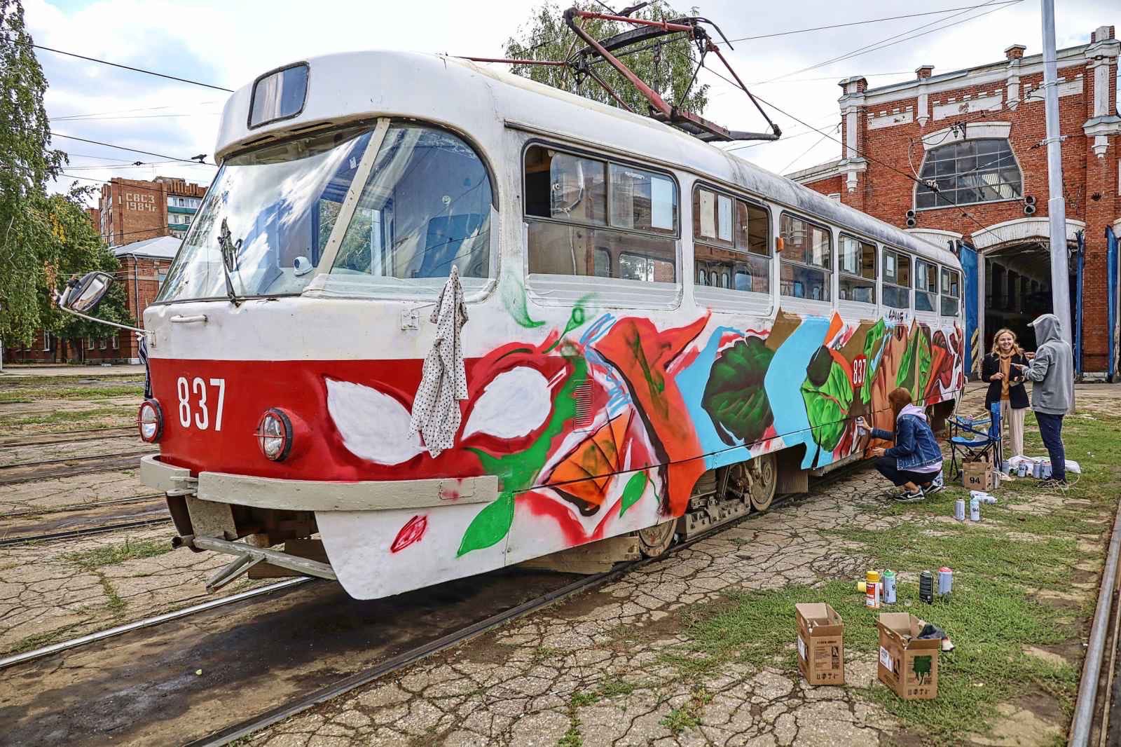Испанский художник завершил роспись трамвая к Дню города. Посмотрите, как он выглядит