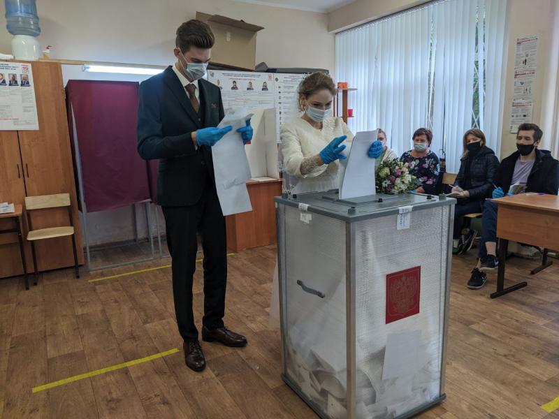 После ЗАГСа на выборы: молодожены из Самары приняли участие в голосовании