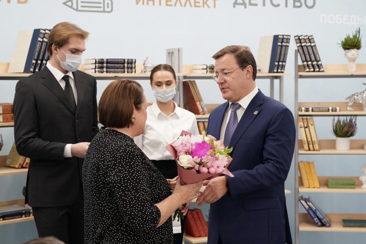 Дмитрий Азаров поздравил педагогов  региона с их профессиональным праздником