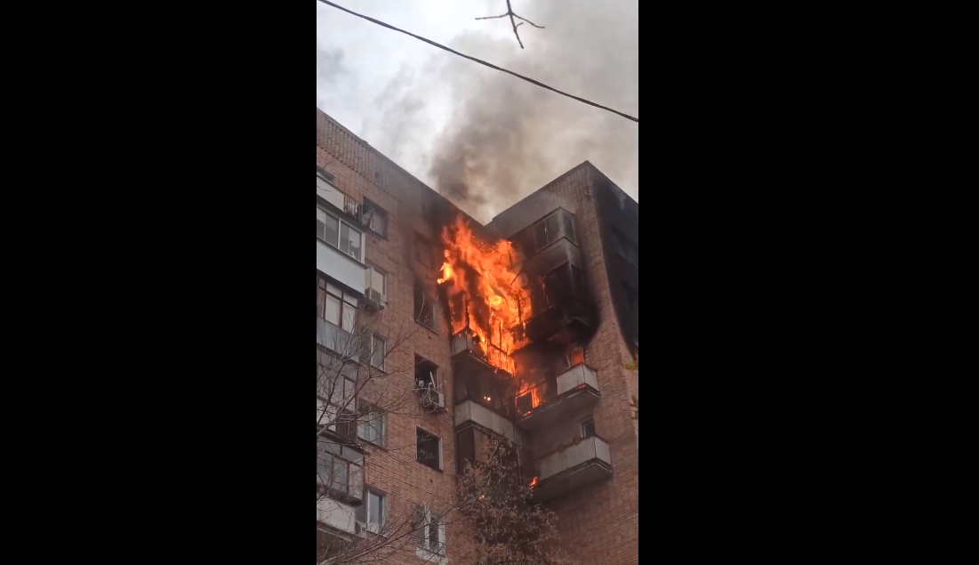 Свыше 150 человек тушат пожар в доме на Ново-Садовой