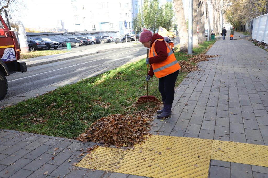 На улице Луначарского в Самаре прошла сезонная уборка