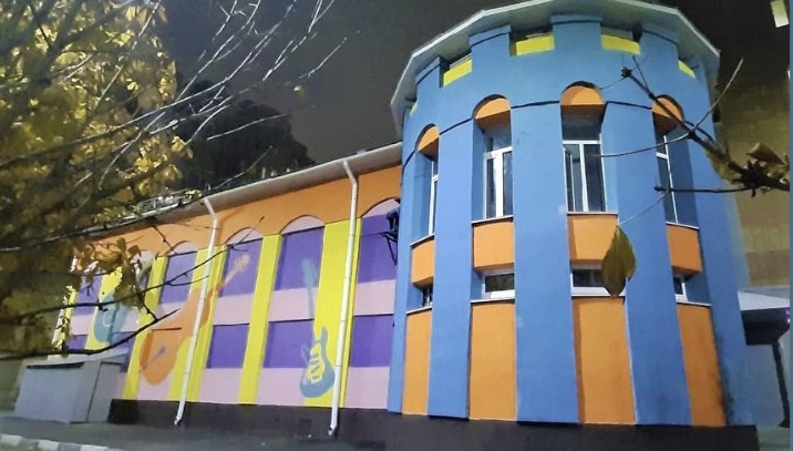 У новокуйбышевской школы искусств теперь яркий фасад