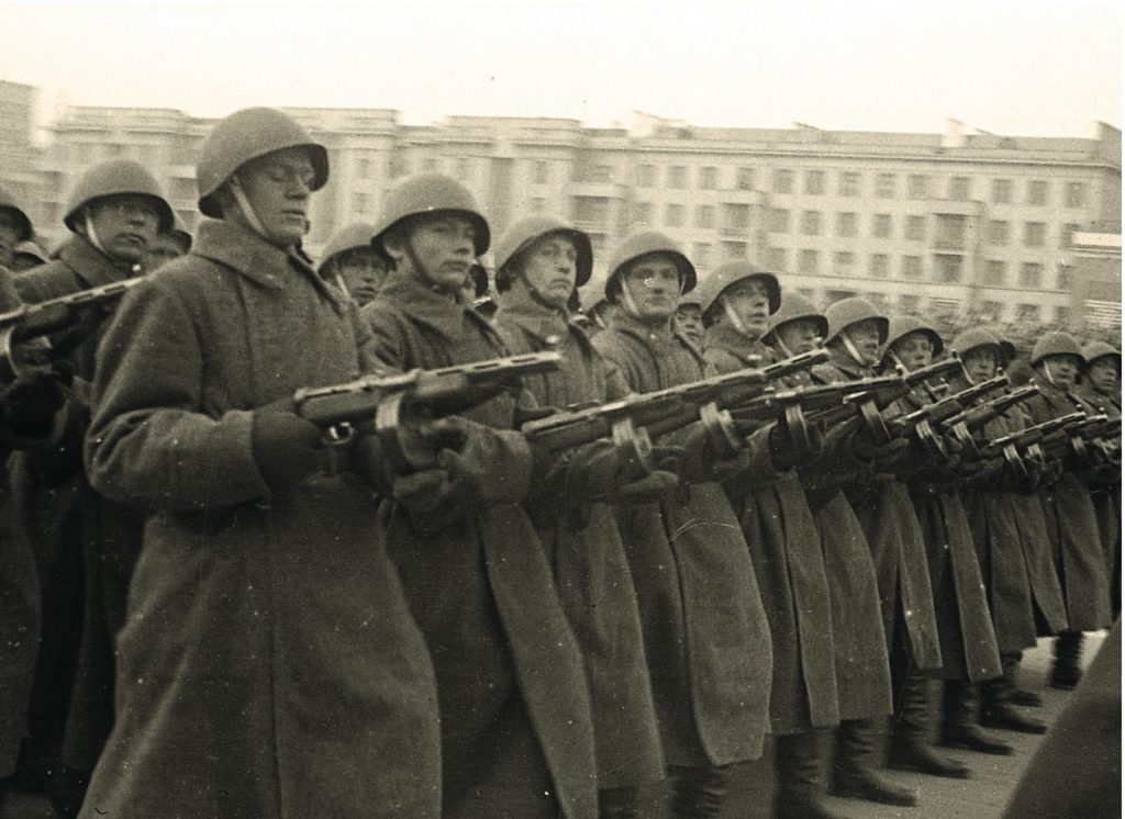 Прицел - к бою! Оружие участников парада 7 ноября 1941 года в Куйбышеве