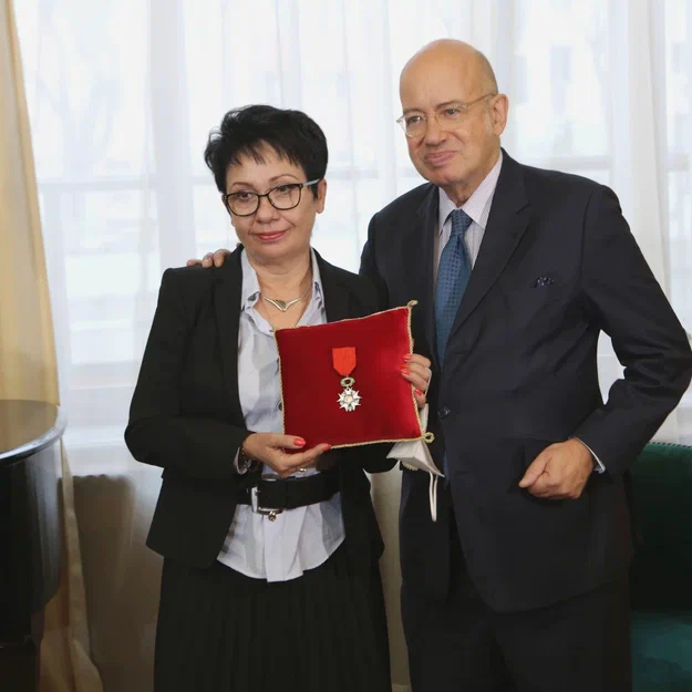 Посол Франции вручил родным Игоря Вершинина его Орден Почетного легиона