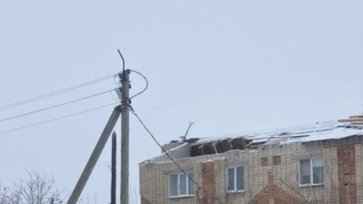 В Самарской области ветром снесло крышу дома