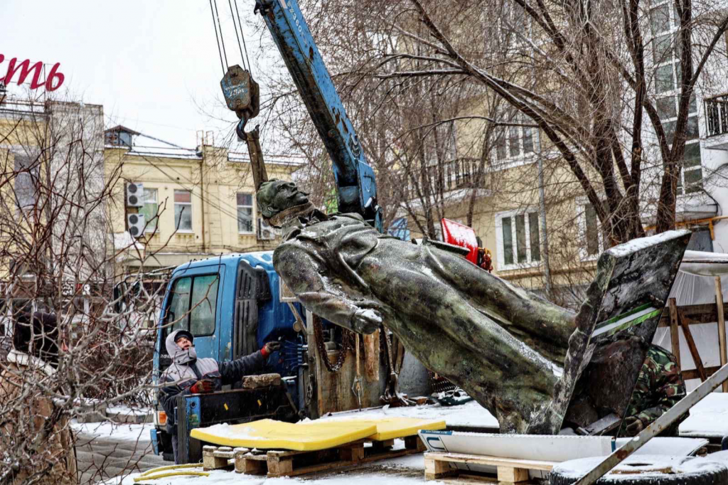В Самаре начали устанавливать памятник Константину Головкину