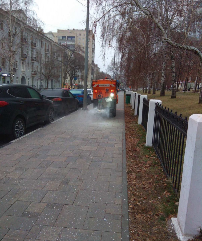Улицы Самары расчищают от наледи 197 дорожников и 117 спецмашин