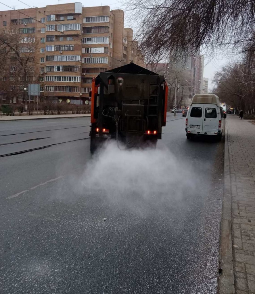 Улицы Самары расчищают от наледи 197 дорожников и 117 спецмашин