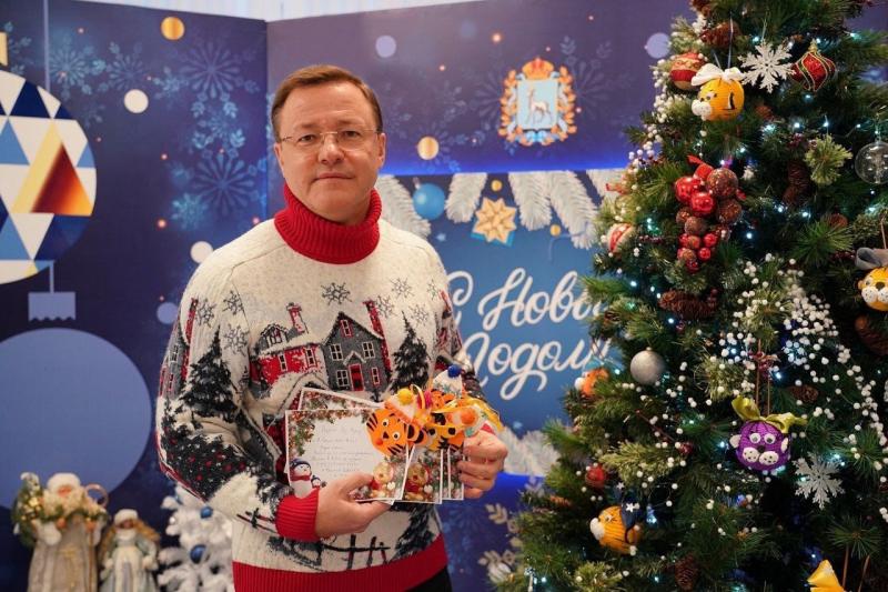 Дмитрий Азаров поучаствовал в акции «Елка желаний»