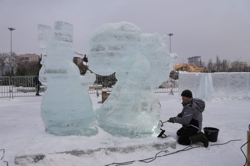 В Самаре строится ледовый городок с героями мультфильмов