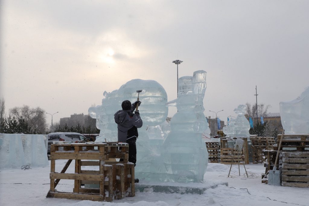 В Самаре строится ледовый городок с героями мультфильмов