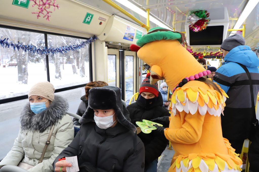 В Самаре появился новогодний трамвай
