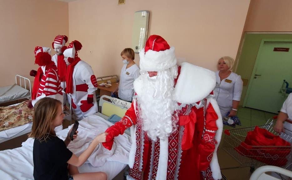 Дед Мороз с волшебными помощниками поздравили ребят в самарских больницах