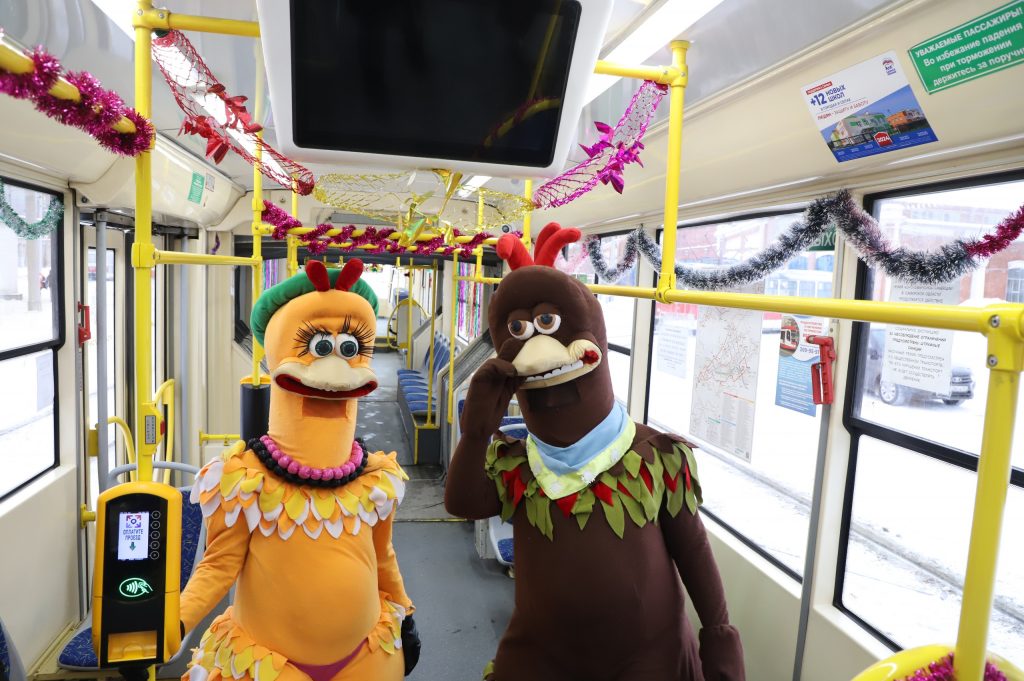 В Самаре появился новогодний трамвай