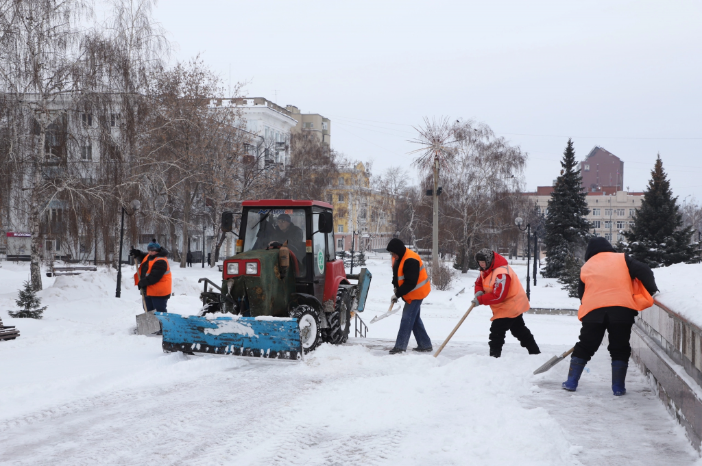Этой ночью 150 самосвалов будут вывозить снег с улиц Самары
