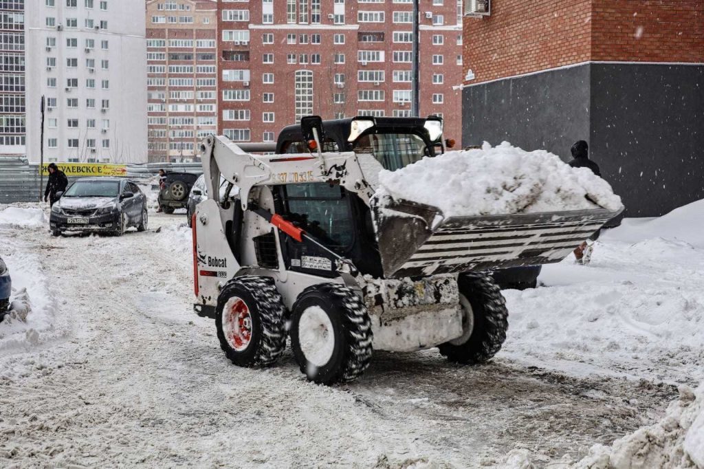 Елена Лапушкина проверила, как убирают снег в Кировском районе