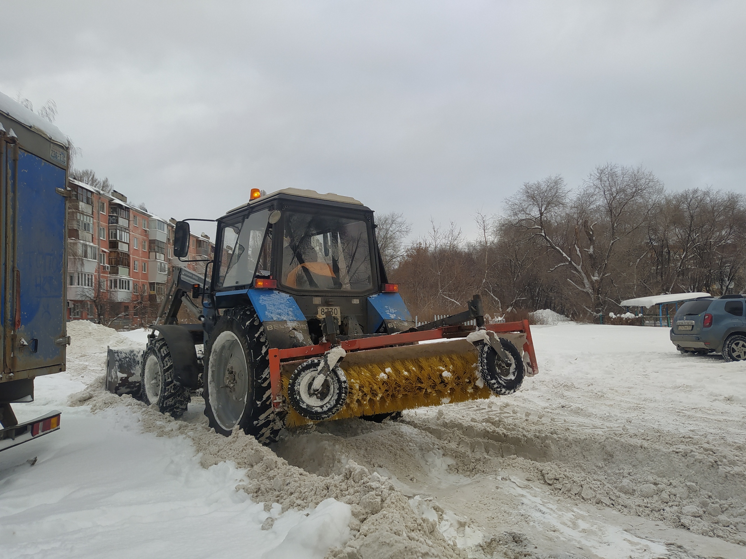 Освободить дворы от снега: в Промышленном районе проходит «воскресник»