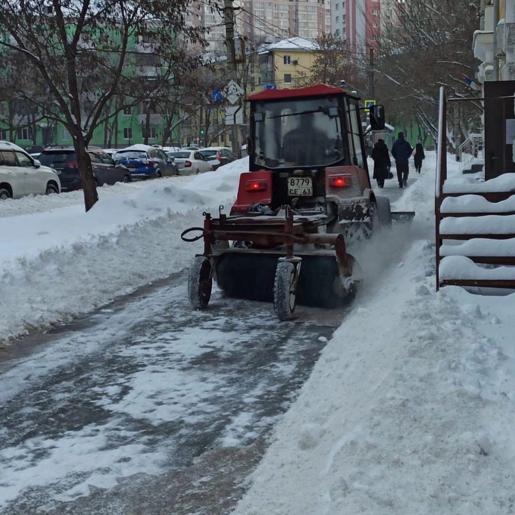 Горожан попросили переставить машины на расчищенные от снега участки