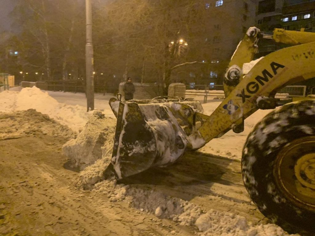 С улицы Галактионовской в Самаре вывозят снег