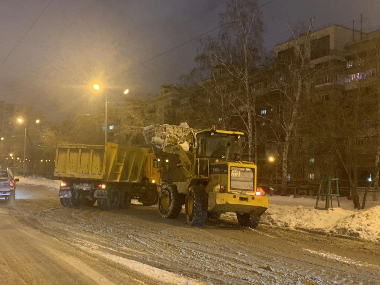 С улицы Галактионовской в Самаре вывозят снег