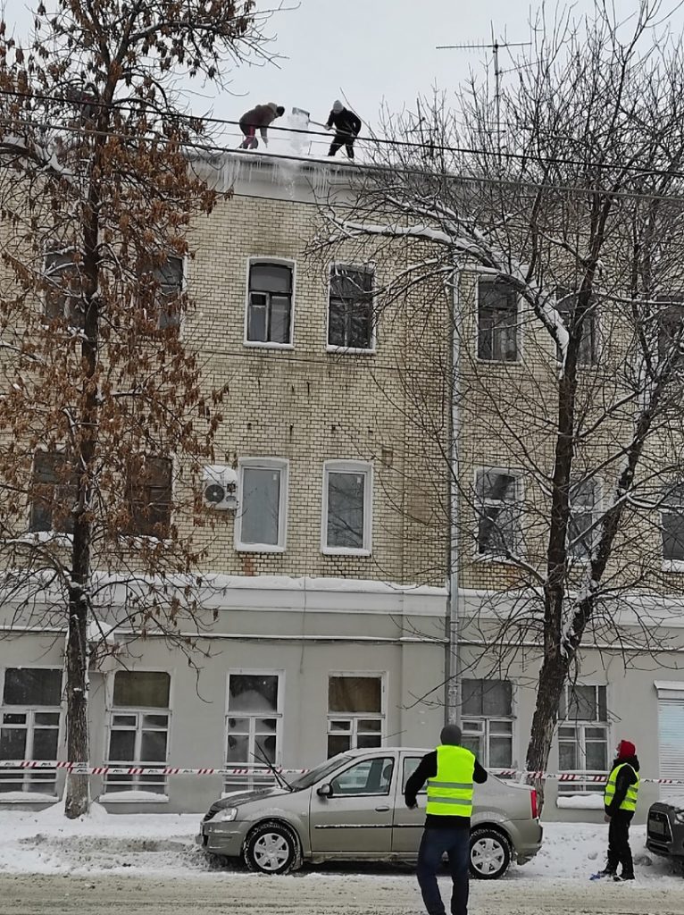 В Самарском районе расчищают от снега крыши жилых домов