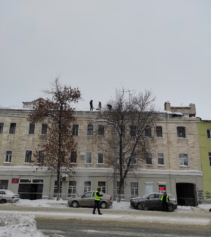 В Самарском районе расчищают от снега крыши жилых домов