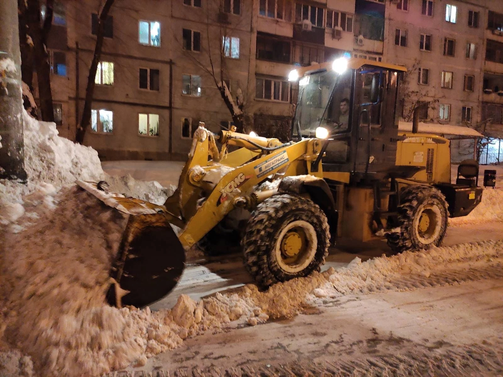 Коммунальные службы Самары продолжают расчищать улицы от снега