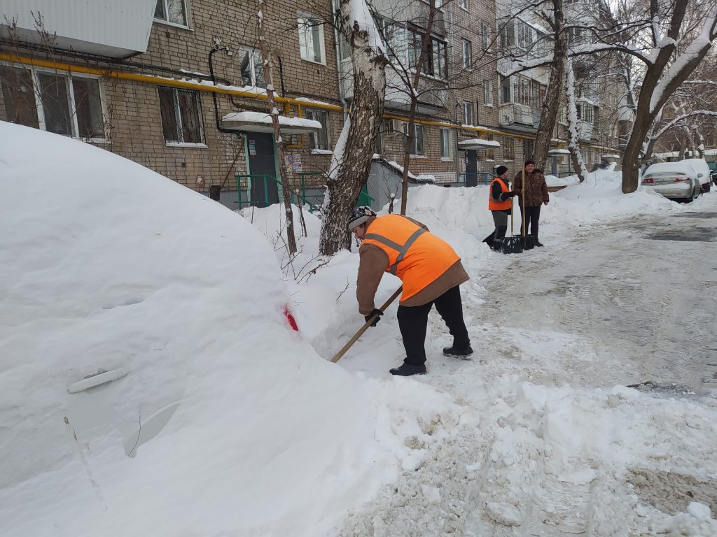 Крыши домов Самары расчищают от снега в усиленном режиме