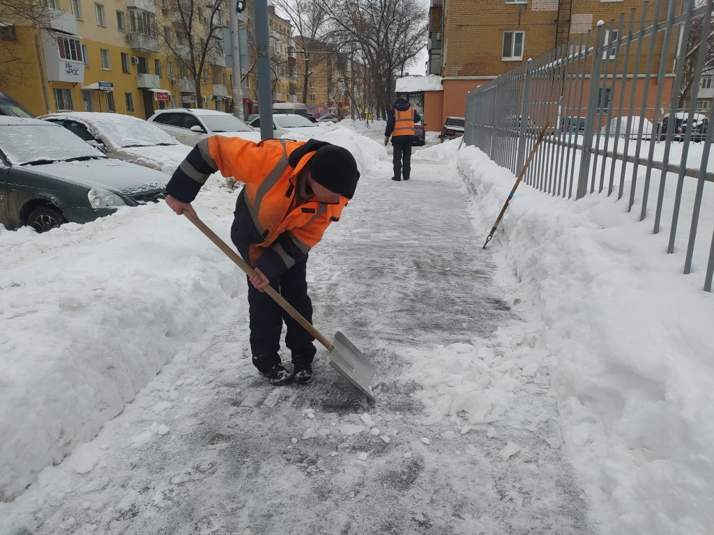 Очистить продолжить. Белогорск убирают от снега.