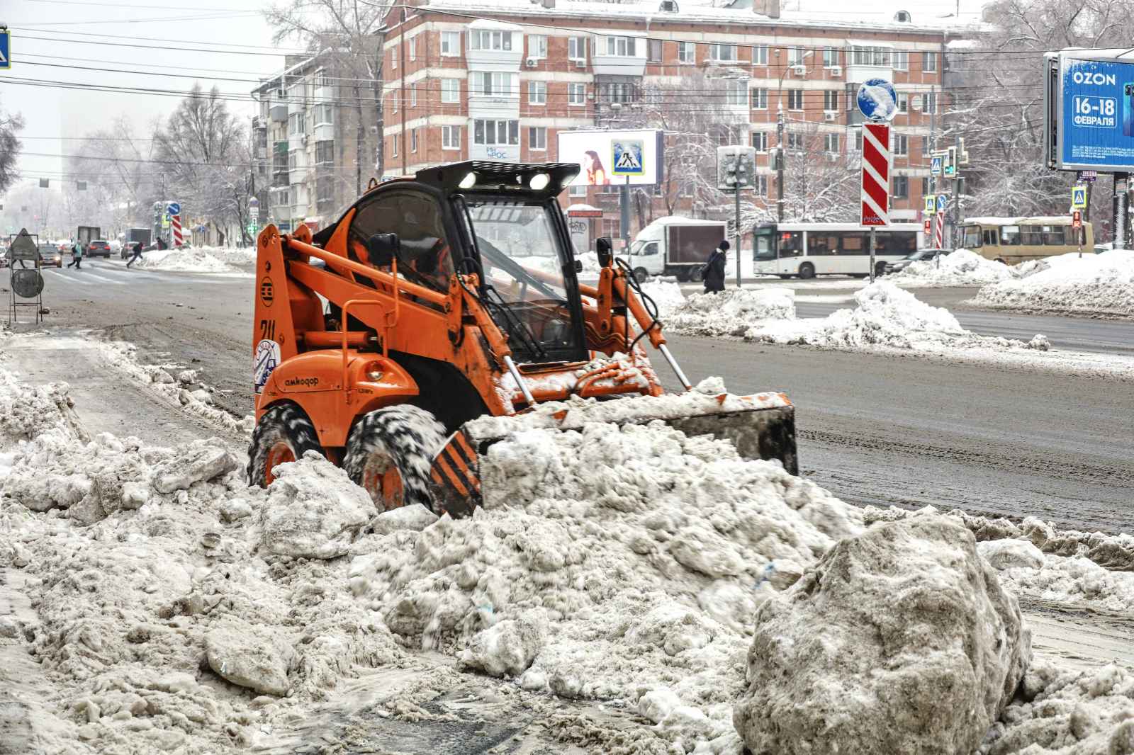 Службы благоустройства Самары продолжают убирать снег