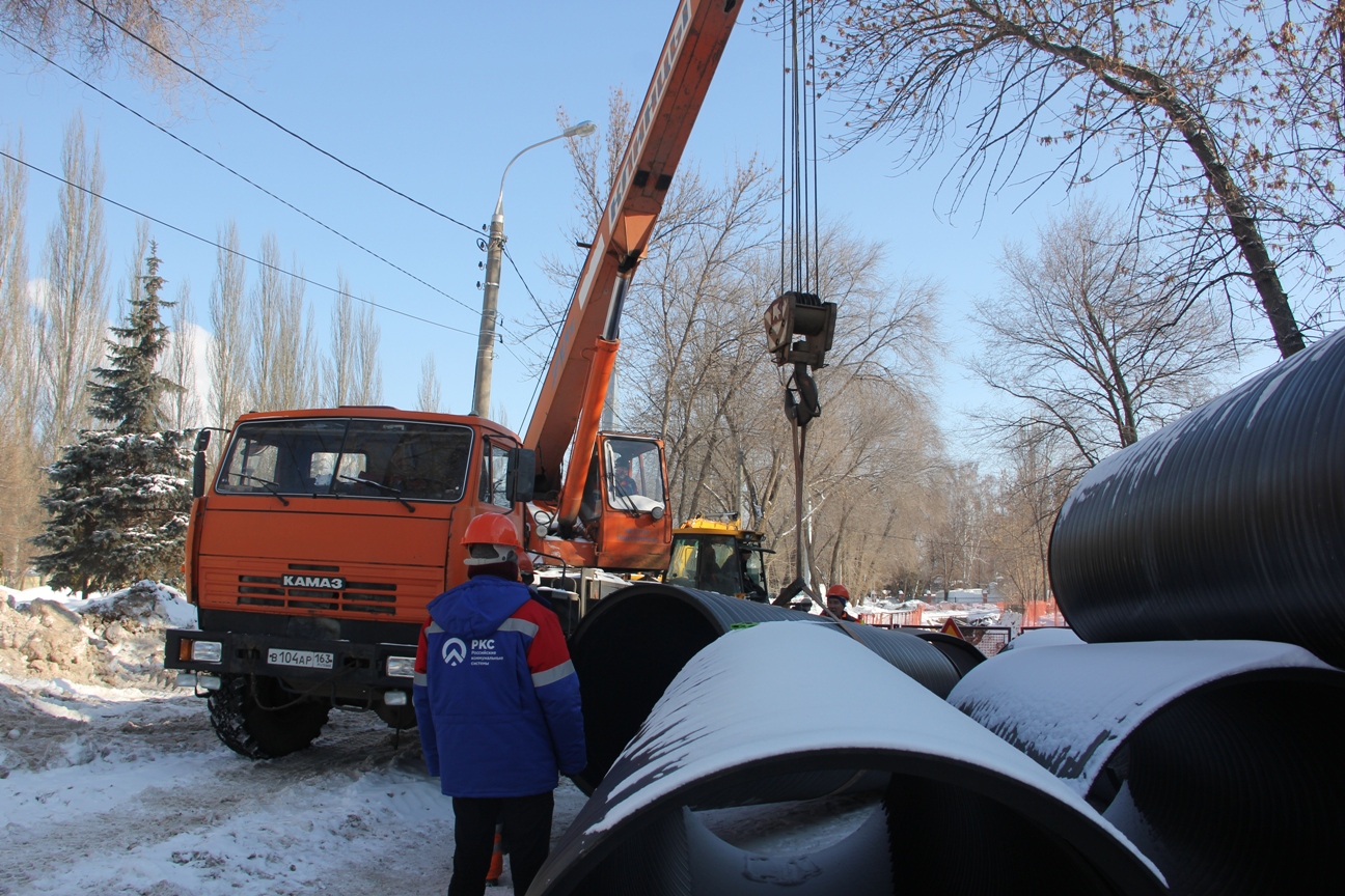 На участке главного Безымянского коллектора в Самаре укладывают трубопровод
